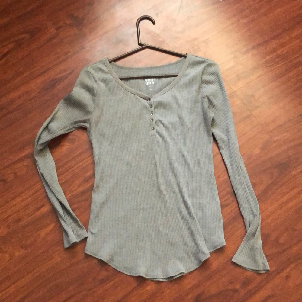 Wide V-Neck long sleeve.